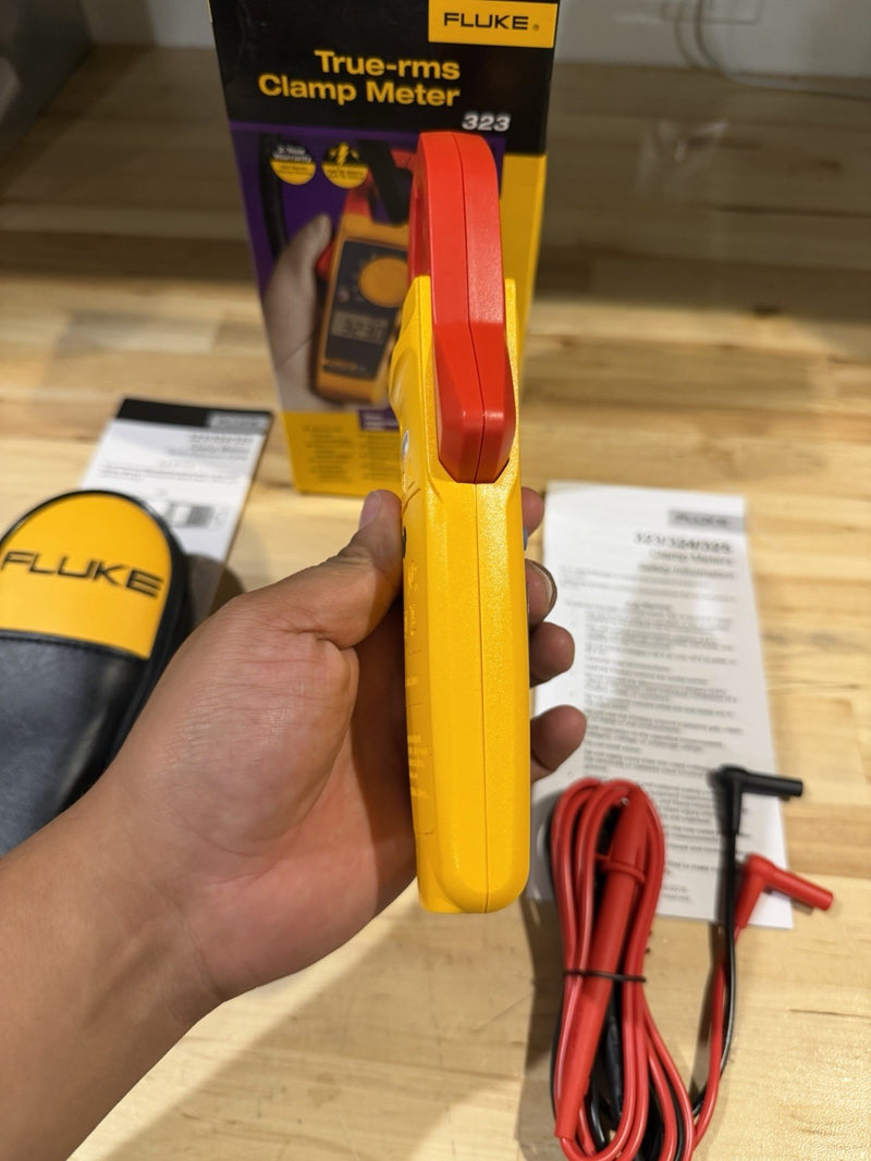 FLUKE 323 TRUE-RMS DIGITAL CLAMP METER WITH BAG & LEADS