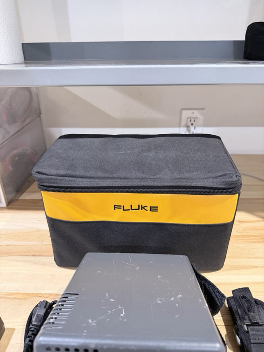 FLUKE 9102S DRY-WELL CALIBRATOR W/BAG & CHARGER (5961T)- FREE SHIPPING