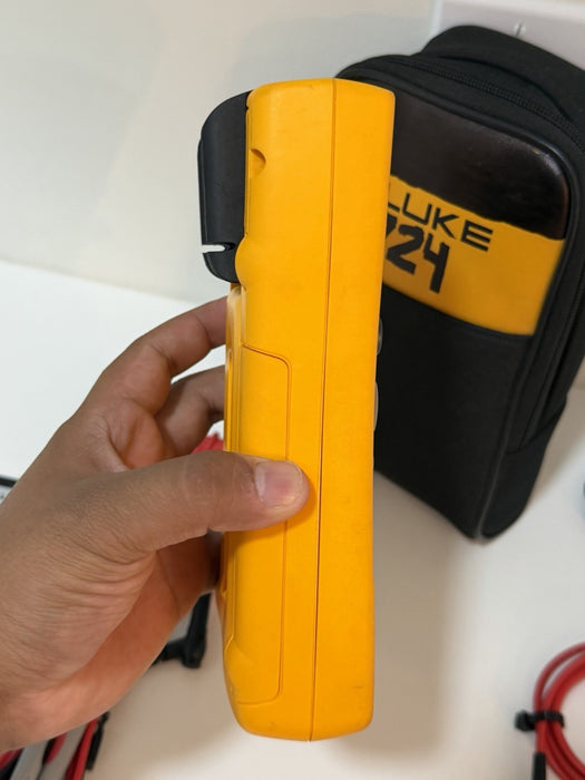 FLUKE 724 TEMPERATURE CALIBRATOR METER W/ LEADS & ACCESSORIES (TESTED)SHIPS FAST