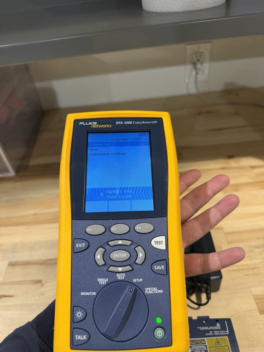 FLUKE NETWORKS DTX-1200 MAINFRAME & FIBER MODULE WITH CHARGER TESTED