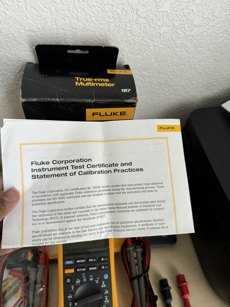 FLUKE 187 TRUE RMS MULTI METER WITH LEADS & CALIBRATION CERTIFICATE-