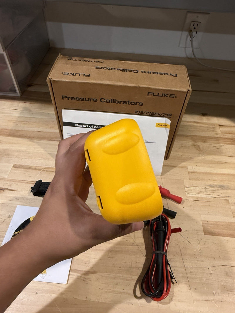 FLUKE 719 30G PRESSURE CALIBRATOR KIT W/ LEADS  (TESTED) NEW