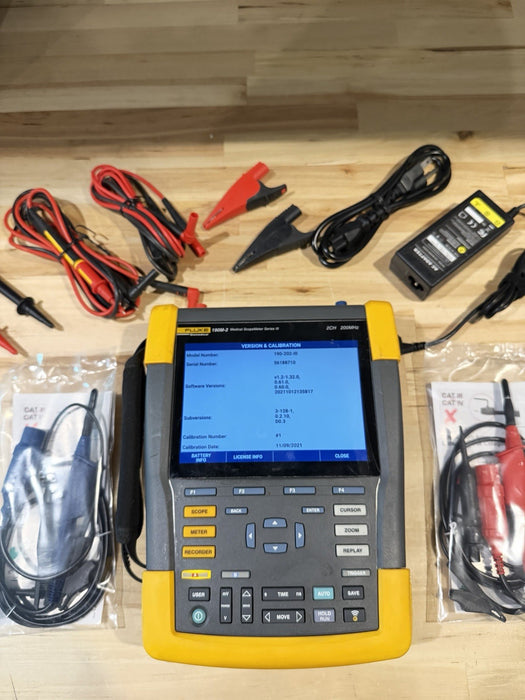 FLUKE 190M-2 MEDICAL SCOPEMETER SERIES III 2CH 200MHZ W/ ACCESSORIES (TESTED)