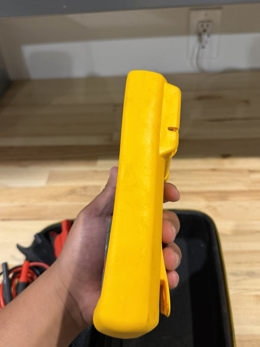 FLUKE 712B RTD CALIBRATOR W/ CASE & ACCESSORIES - TESTED