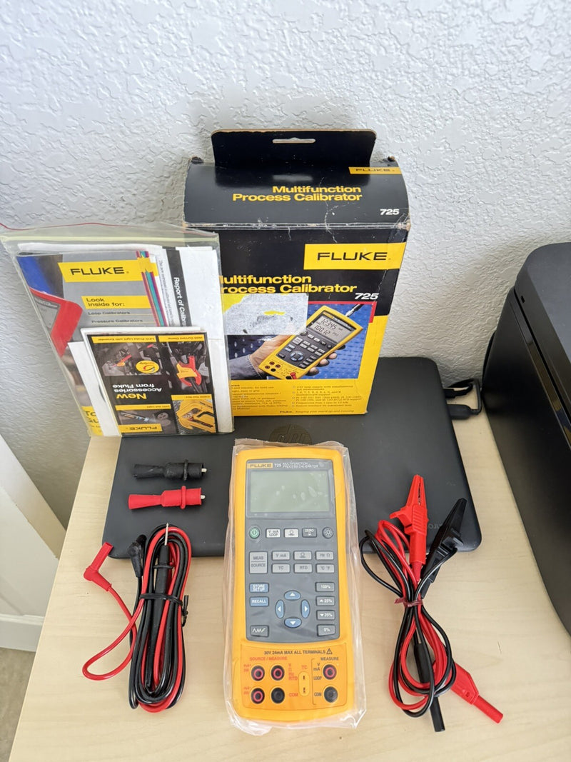 FLUKE 725 MULTIFUNCTION PROCESS CALIBRATOR WITH LEADS BOX