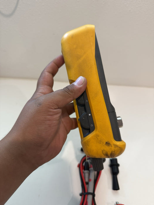 FLUKE 718-100G PRESSURE CALIBRATOR WITH LEADS & CLIPS