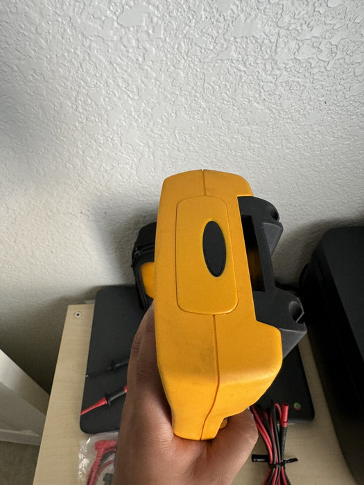 FLUKE 189 TRUE RMS MULTIMETER WITH LEADS & BAG