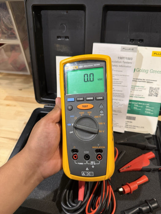 FLUKE 1507 INSULATION MULTIMETER W/ LEADS & CLIPS
