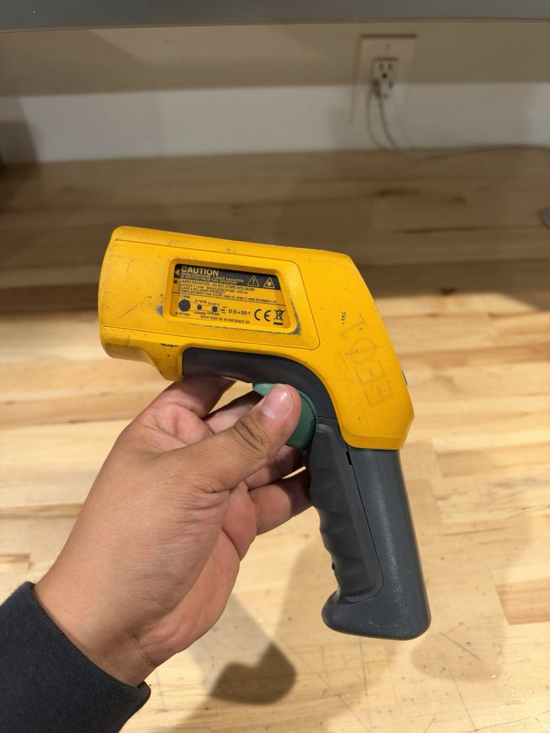 FLUKE 568 IR THERMOMETER W/ CASE (TESTED) SHIPS FAST
