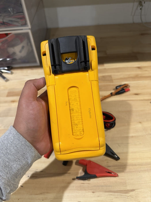 FLUKE 189 TRUE RMS MULTIMETER WITH LEADS AND CLIPS USED
