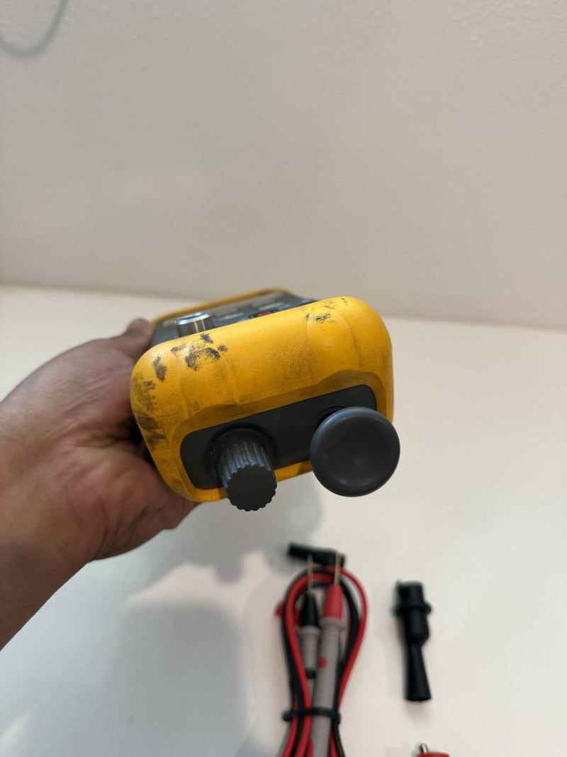FLUKE 718-100G PRESSURE CALIBRATOR WITH LEADS & CLIPS