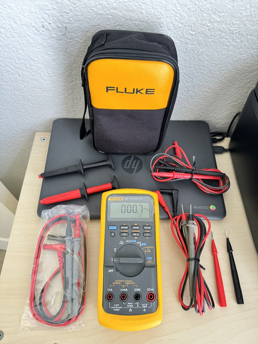 FLUKE 787 PROCESS METER WITH ACCESSORIES & BAG