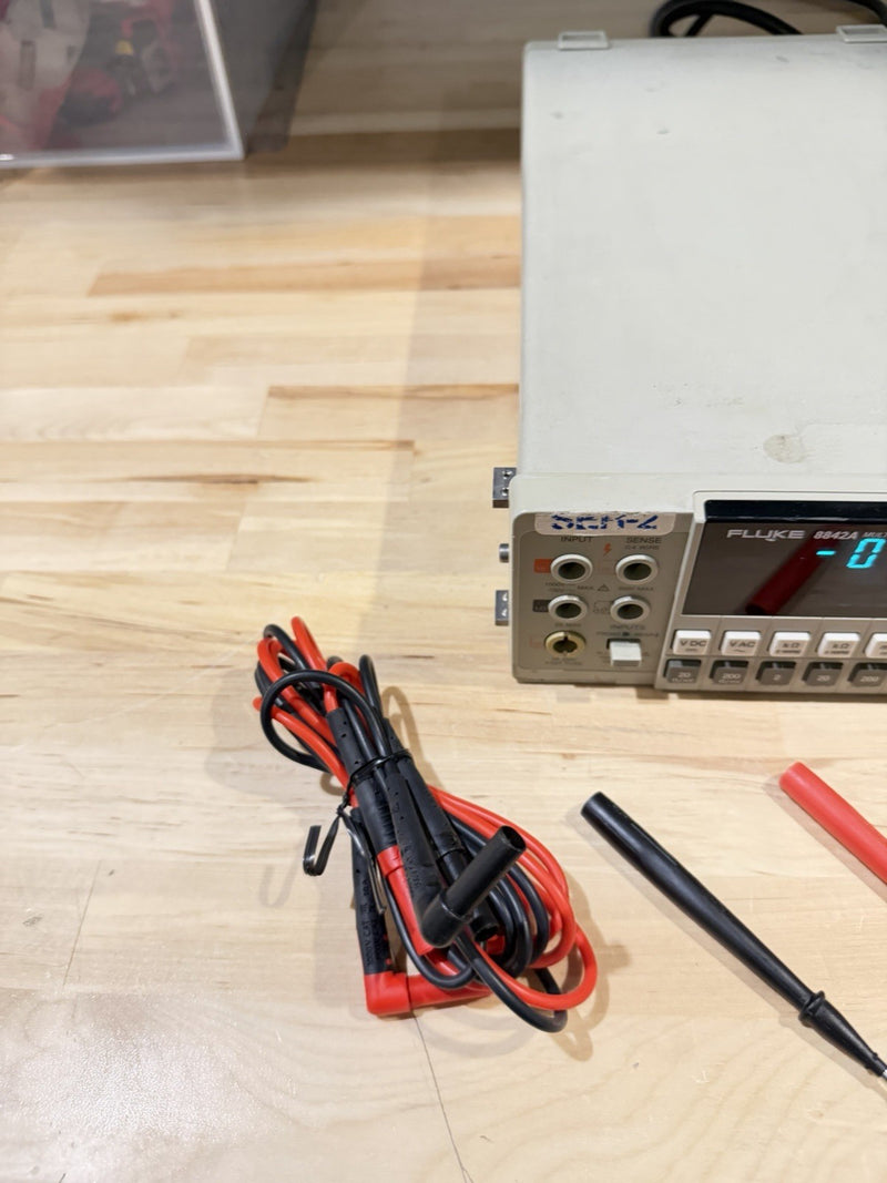 FLUKE 8842A MULTIMETER WITH LEADS & CLIPS CHARGER
