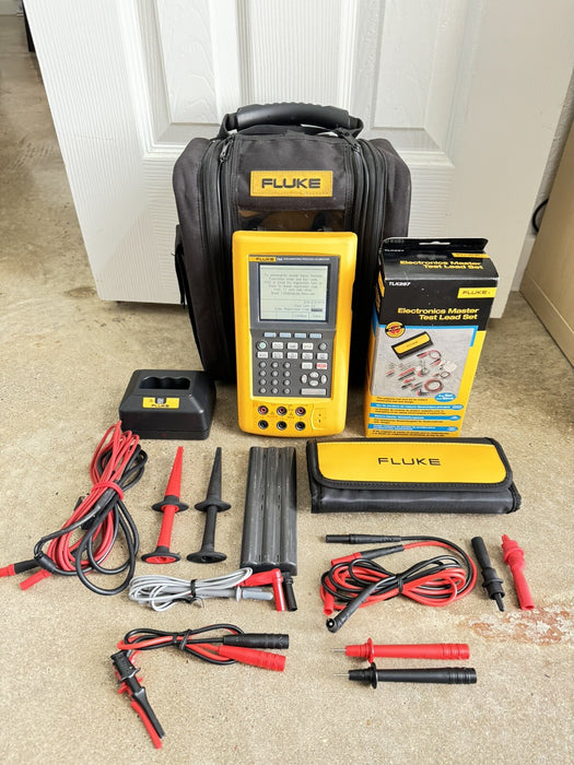 FLUKE 744 DOCUMENTING PROCESS CALIBRATOR METER WITH NEW TLK287 LEADS & CHARGER