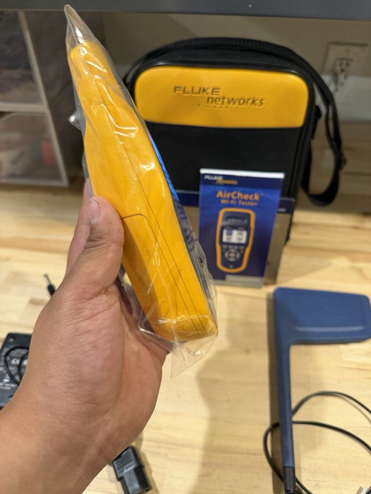 FLUKE NETWORKS AIRCHECK WIFI TESTER W/ ANTENNA & ACCESSORIES (NEW) RARE