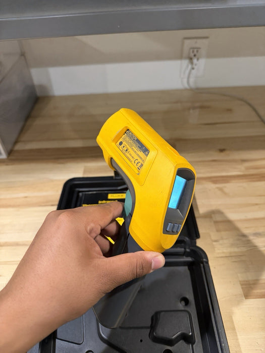 FLUKE 568 IR THERMOMETER WITH CASE TESTED