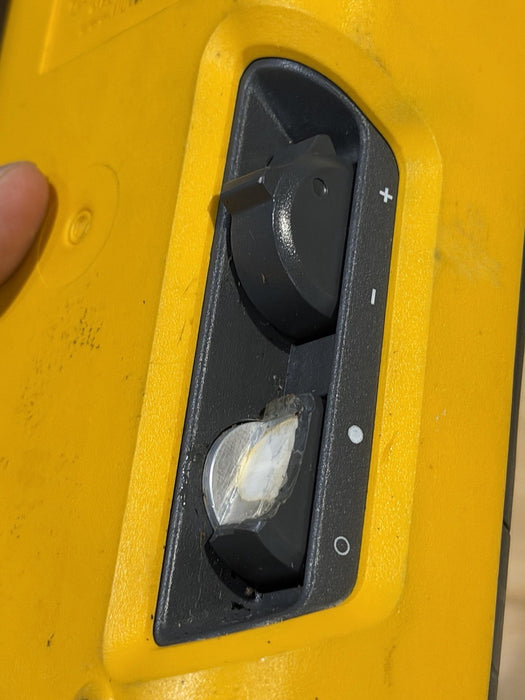 FLUKE 718 30G PRESSURE CALIBRATOR (PARTS ONLY) FOR PARTS (SHIPS FAST)