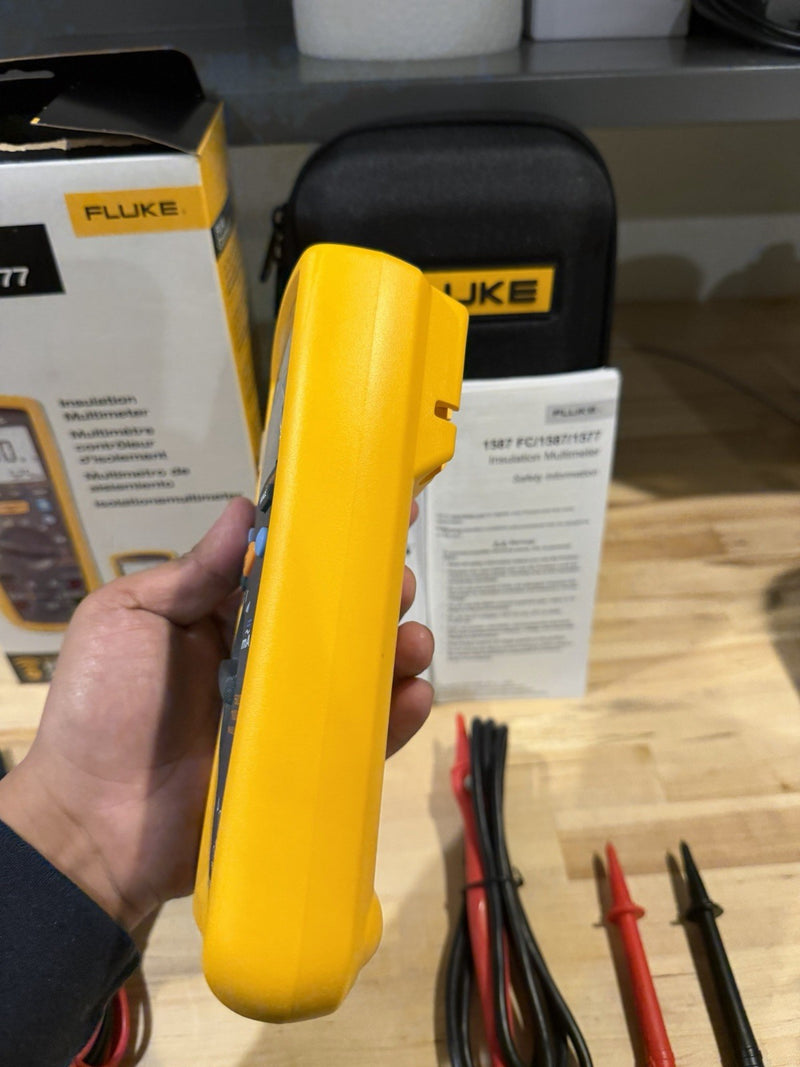FLUKE 1577 INSULATION MULTIMETER WITH LEADS & CASE TESTED