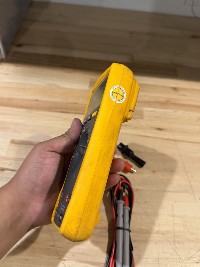 FLUKE 179 MULTIMETER W/ LEADS & CLIPS (SHIPS FAST)