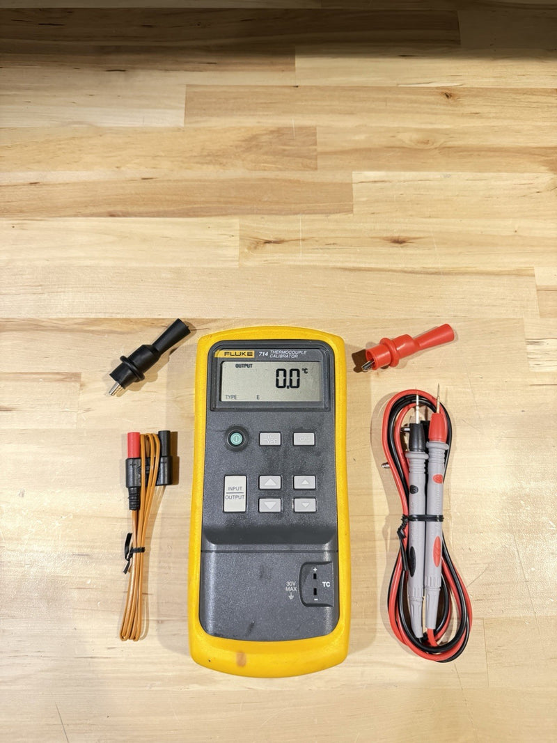 FLUKE 714 THERMOCOUPLE CALIBRATOR WITH ACCESSORIES
