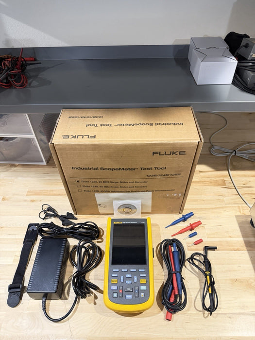 FLUKE 123B INDUSTRIAL SCOPEMETER 20MHZ W/ ACCESSORIES & BAG - FREE SHIPPING