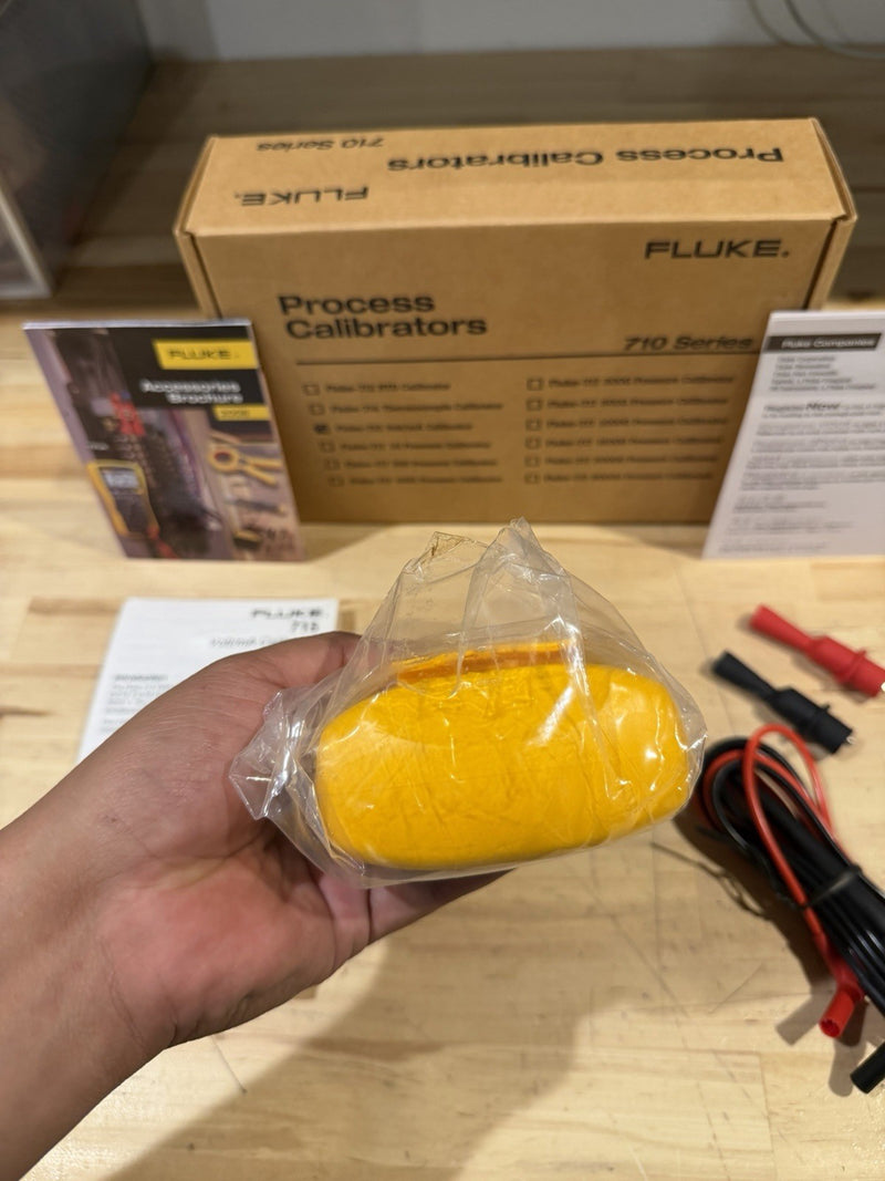 FLUKE 715 VOLT/MA CALIBRATOR W/ LEADS & CLIPS FREE SHIPPING
