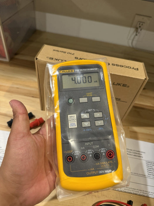 FLUKE 715 VOLT/MA CALIBRATOR WITH LEADS & CLIPS