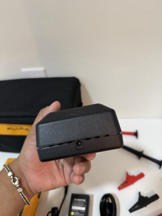 FLUKE 744 DOCUMENTING PRCESS CALIBRATOR WITH LEADS & CHARGER TESTED
