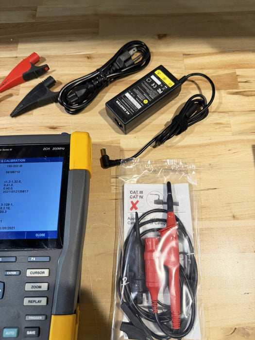 FLUKE 190M-2 MEDICAL SCOPEMETER SERIES III 2CH 200MHZ W/ ACCESSORIES (TESTED)
