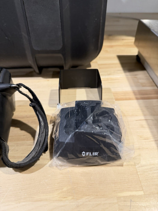 FLIR T440 THERMAL IMAGING CAMERA W/ ACCESSORIES & CASE (TESTED) FREE SHIPPING