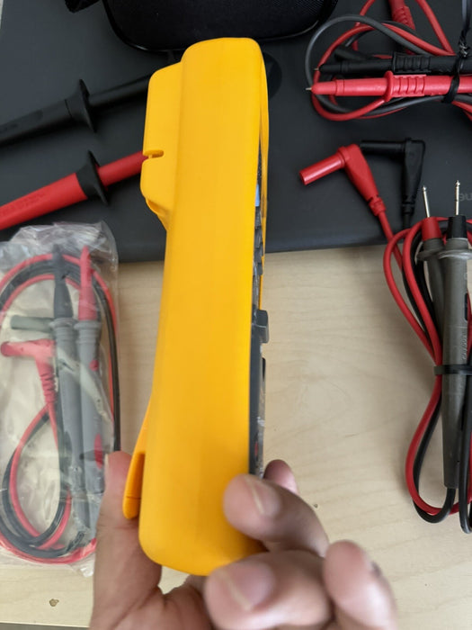 FLUKE 787 PROCESS METER WITH ACCESSORIES & BAG