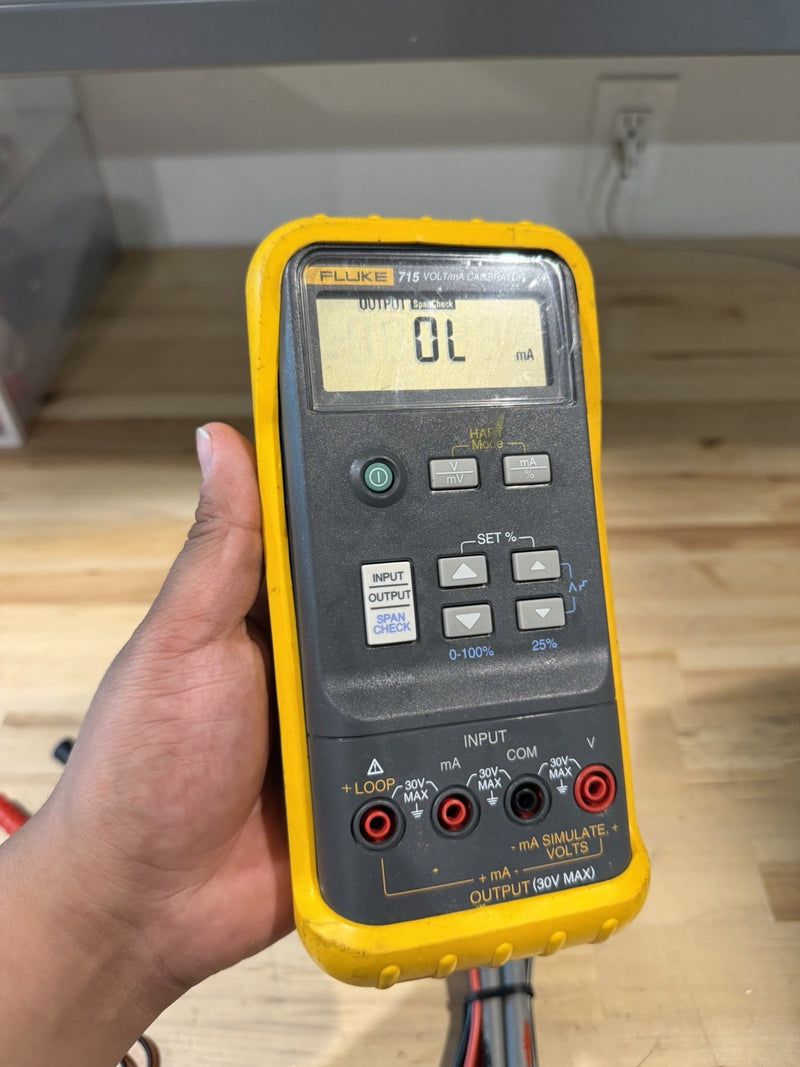 FLUKE 715 VOLT/MA CALIBRATOR WITH LEADS & CLIPS TESTED