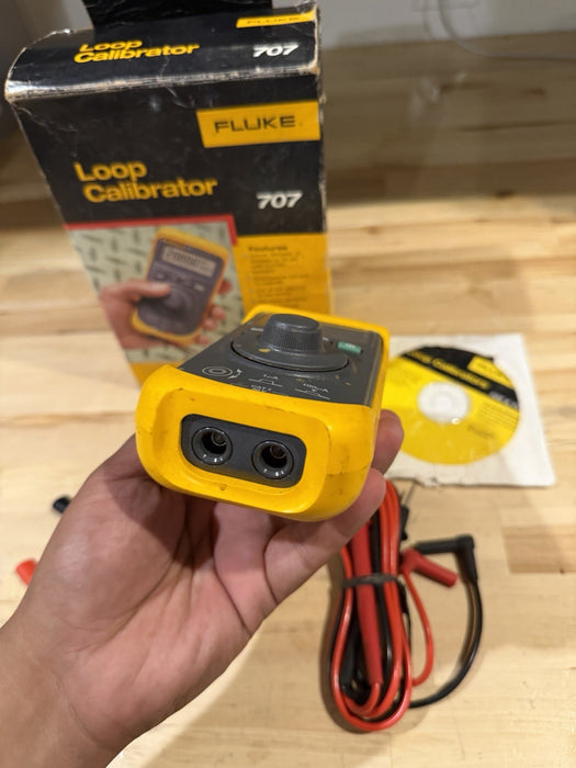 FLUKE 707 LOOP CALIBRATOR WITH ACCESSORIES