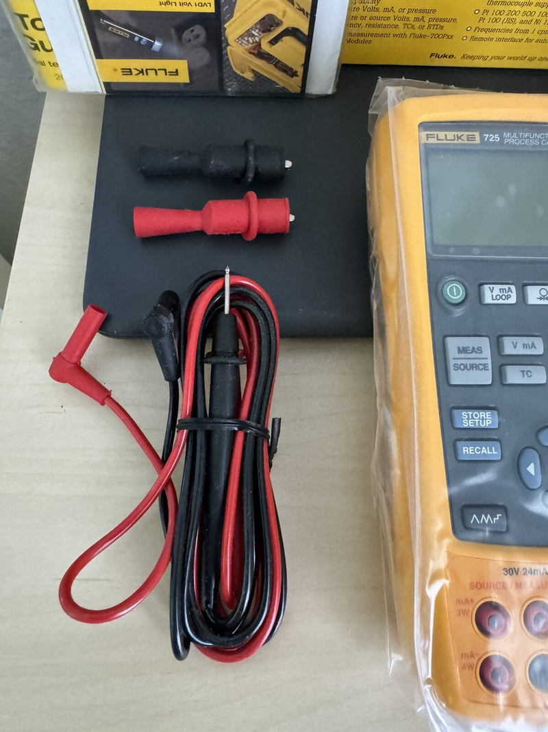 FLUKE 725 MULTIFUNCTION PROCESS CALIBRATOR WITH LEADS BOX