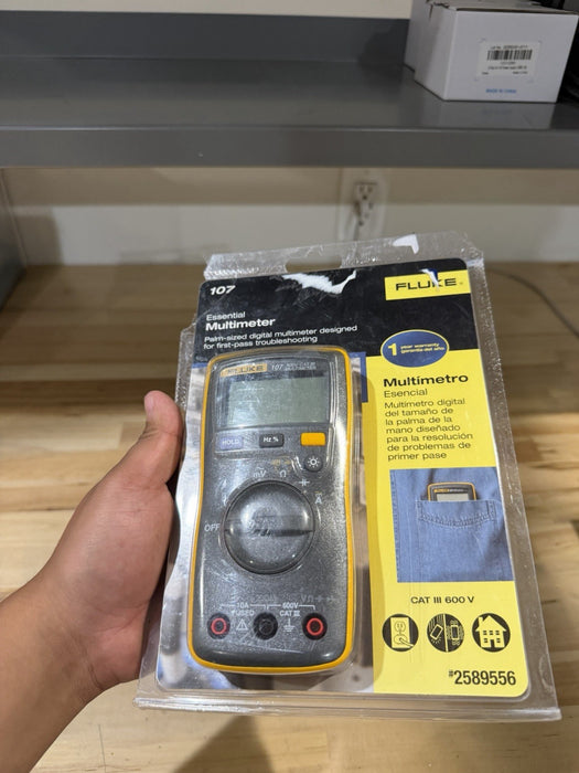 FLUKE 107 METER AC/DC 600V CAT III MULTIMETER WITH LEADS