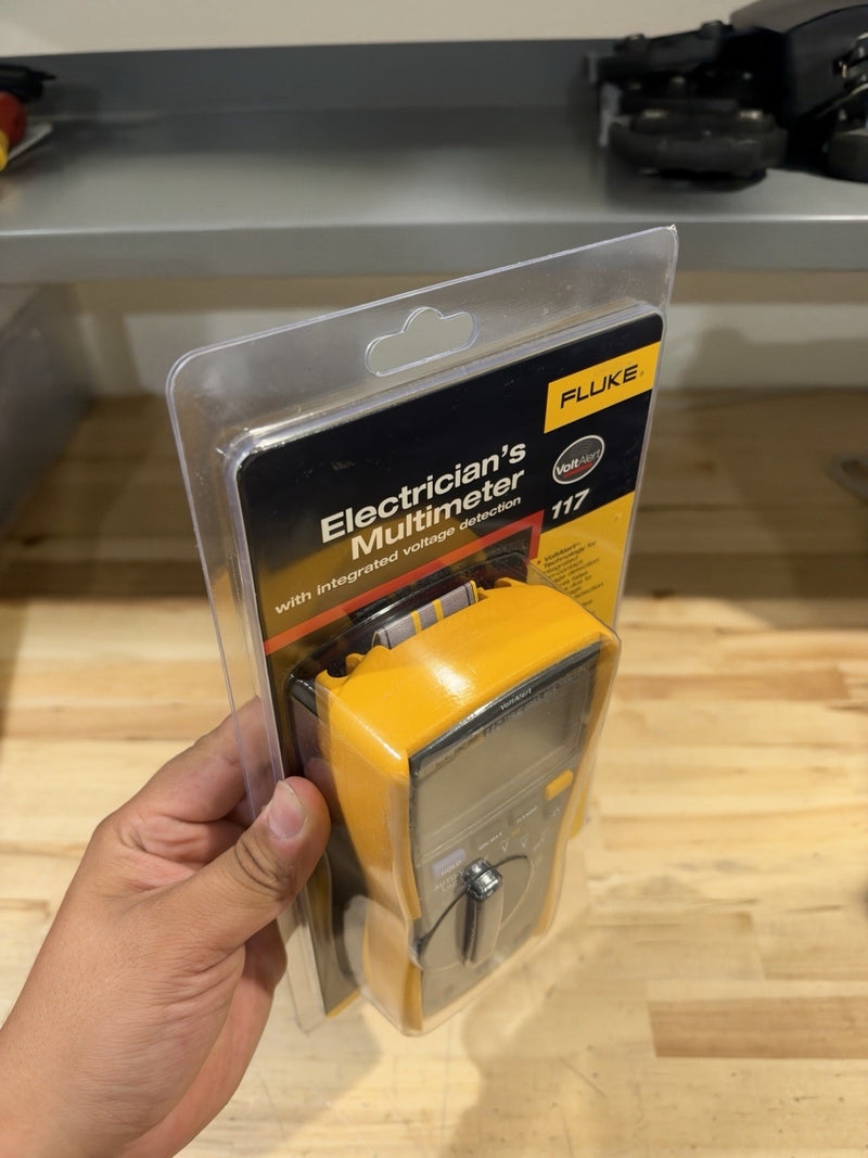 FLUKE 117 TRUE RMS FIELD TECHNICIANS DIGITAL MULTIMETER 600V AC/DC VOLTAGE NEW