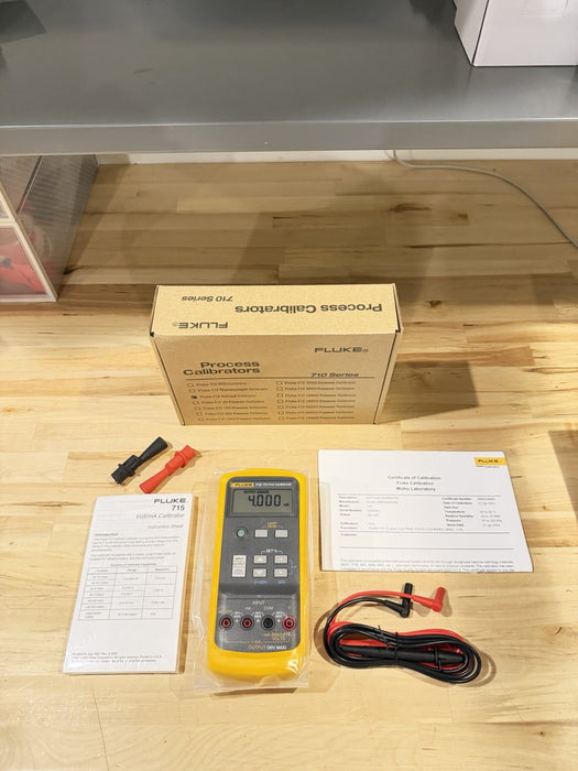 FLUKE 715 VOLT/MA CALIBRATOR WITH LEADS & CLIPS