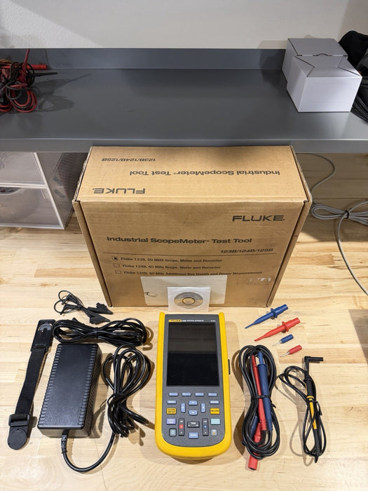 FLUKE 123B INDUSTRIAL SCOPEMETER 20MHZ W/ ACCESSORIES & BAG - FREE SHIPPING
