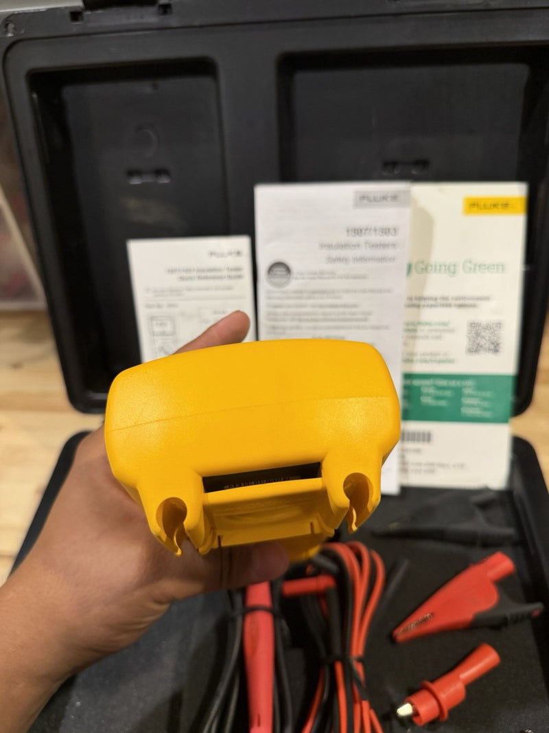 FLUKE 1507 INSULATION MULTIMETER W/ LEADS & CLIPS