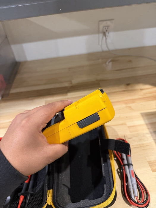 FLUKE 233 KIT REMOTE DISPLAY AUTOMOTIVE DIGITAL MULTIMETER
