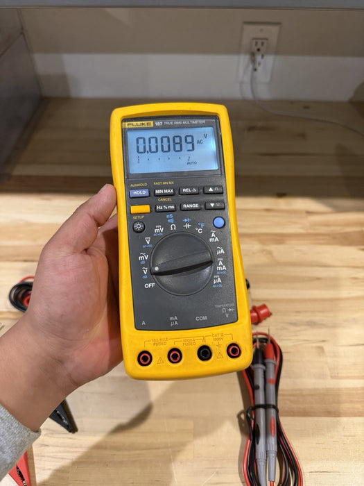 FLUKE 187 TRUE RMS MULTIMETER KIT W/ LEADS & CLIPS (TESTED) SHIPS FAST