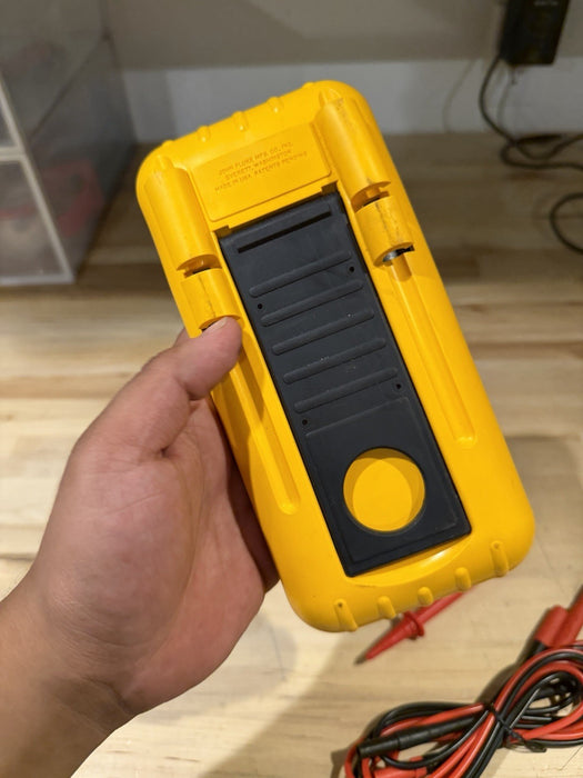 FLUKE 717 100G PRESSURE CALIBRATOR WITH LEADS TESTED