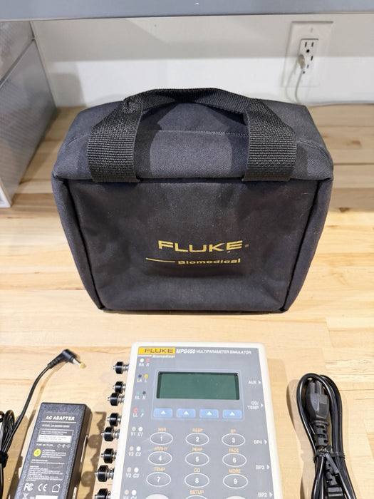 FLUKE MPS450 MULTIPARAMETER SIMULATOR W/ CASE & CHARGER - TESTED