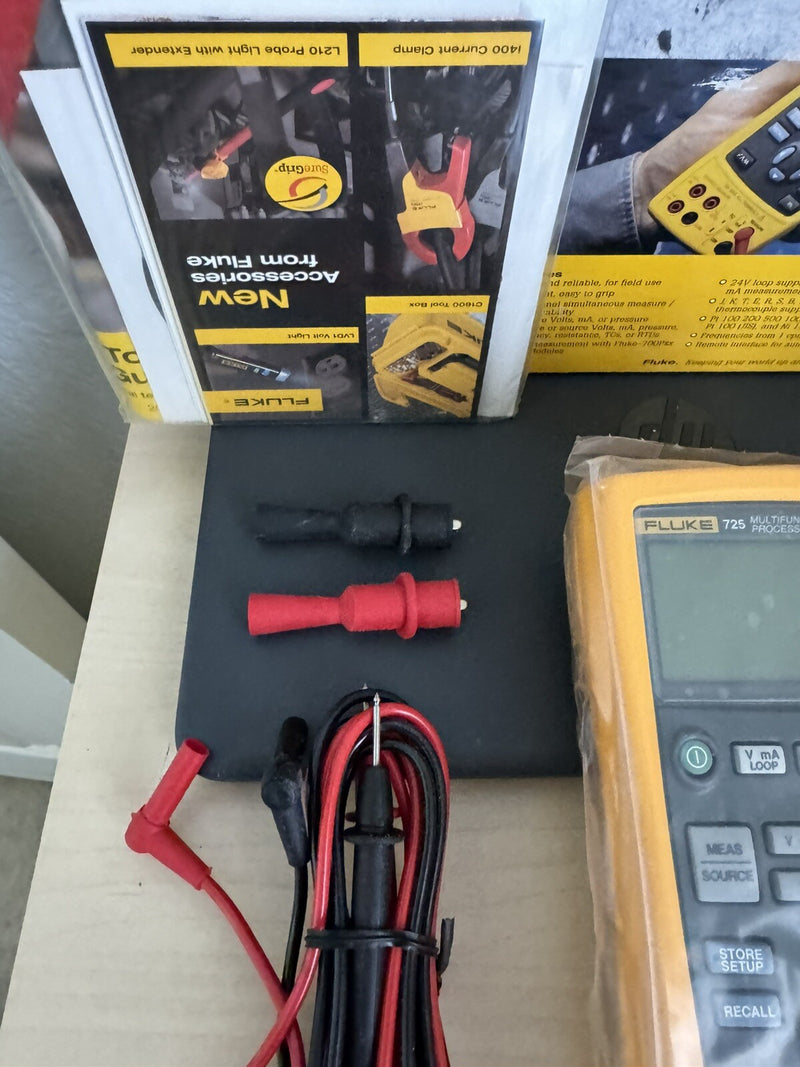 FLUKE 725 MULTIFUNCTION PROCESS CALIBRATOR WITH LEADS BOX