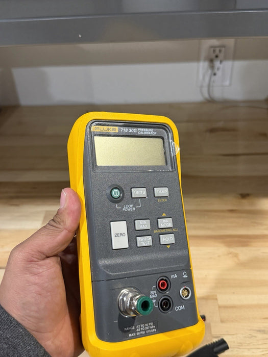 FLUKE 718 30G PRESSURE CALIBRATOR W/LEADS & BAG (FREE SHIPPING)PERFECT CONDITION