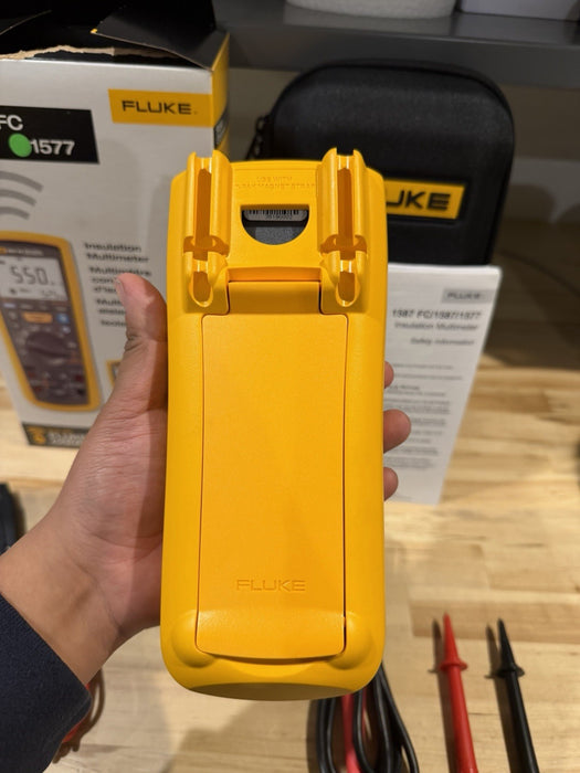 FLUKE 1577 INSULATION MULTIMETER WITH LEADS & CASE TESTED