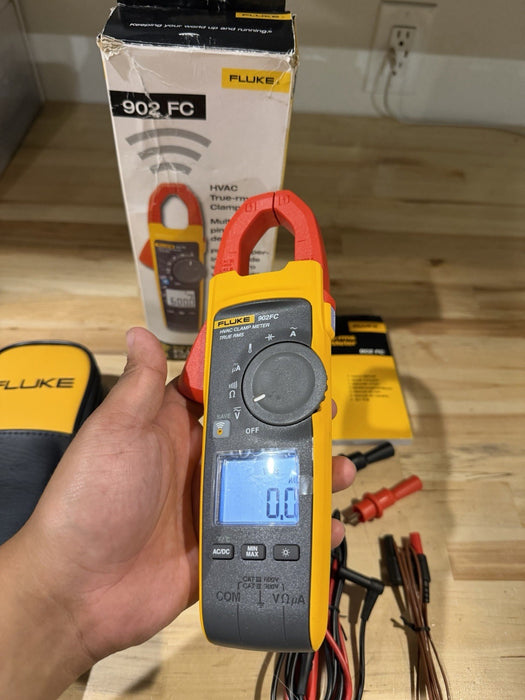 FLUKE 902 FC TRUE RMS HVAC CLAMP METER WITH CASE & LEADS