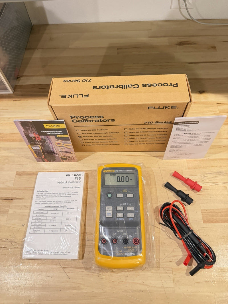FLUKE 715 VOLT/MA CALIBRATOR W/ LEADS & CLIPS FREE SHIPPING
