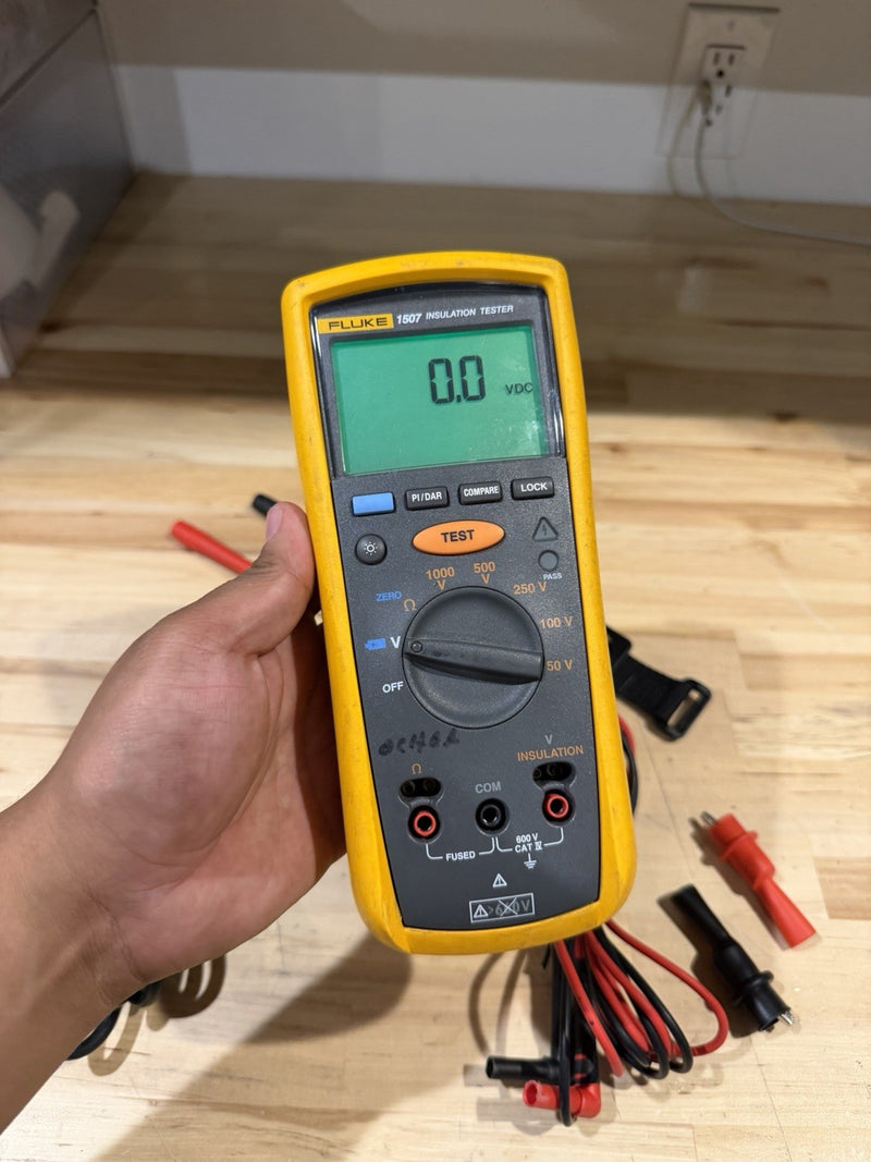 FLUKE 1507 INSULATION MULTIMETER W/ LEADS & CLIPS