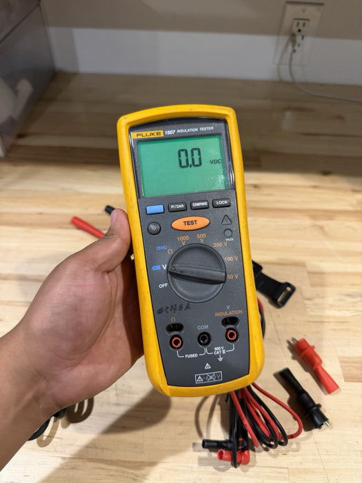 FLUKE 1507 INSULATION MULTIMETER W/ LEADS & CLIPS